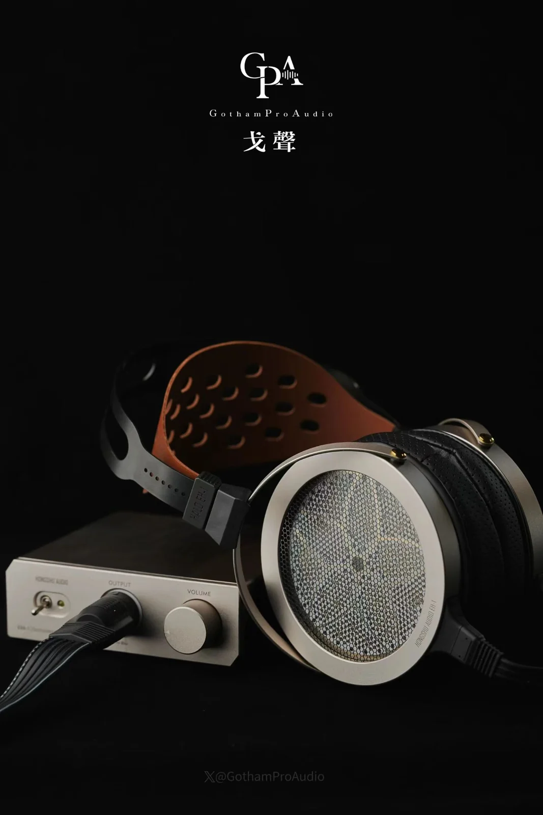 HONGSHU headphones and amplifier in black listening setup
