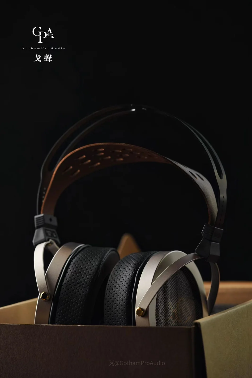 HONGSHU headphones on stand
