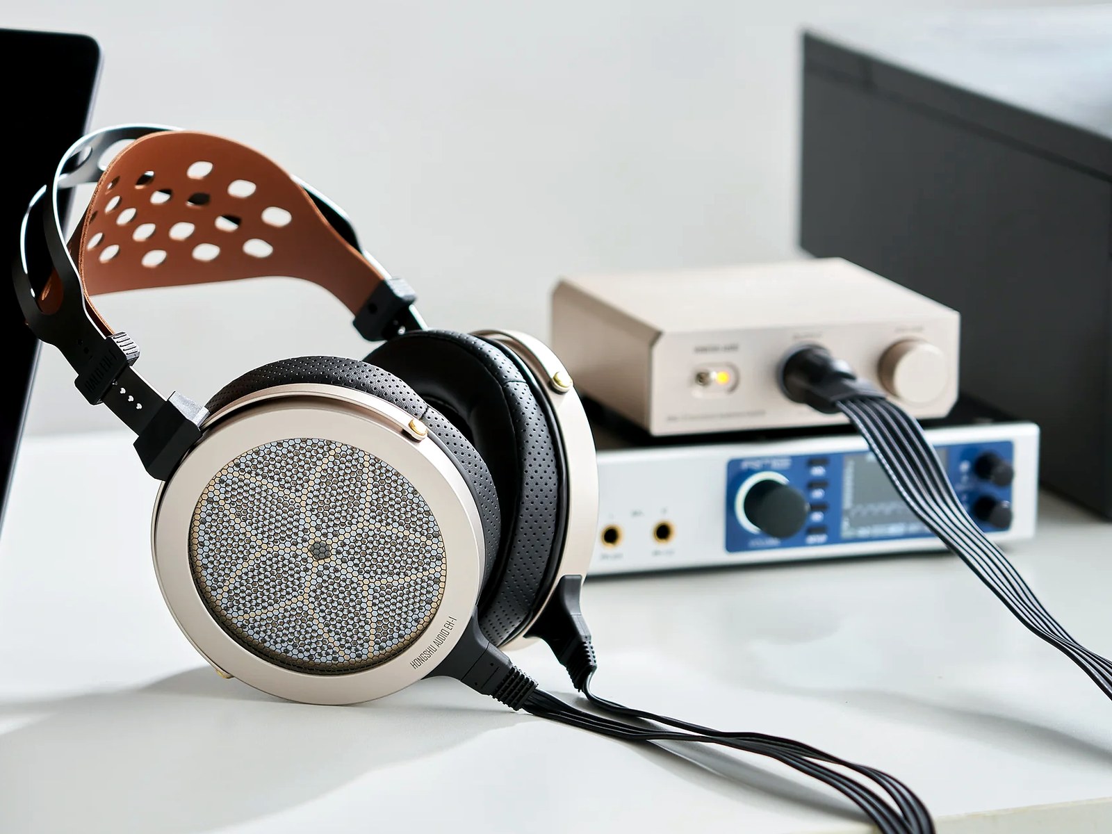 HONGSHU headphones with electrostatic amplifier and DAC close-up