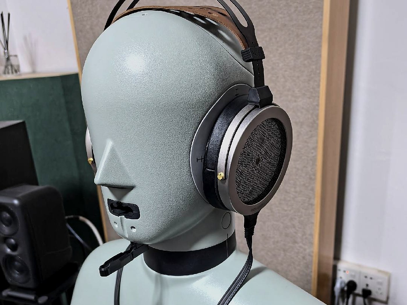 HONGSHU headphone research with head and torso simulator