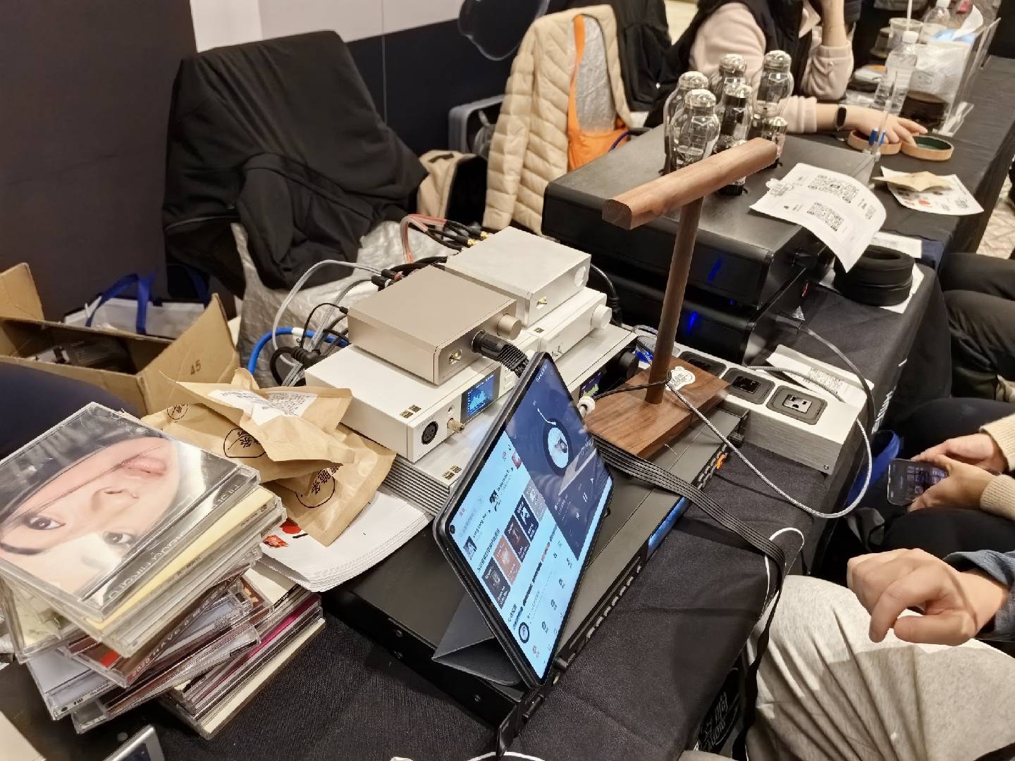 HONGSHU AUDIO demo table with headphone equipment