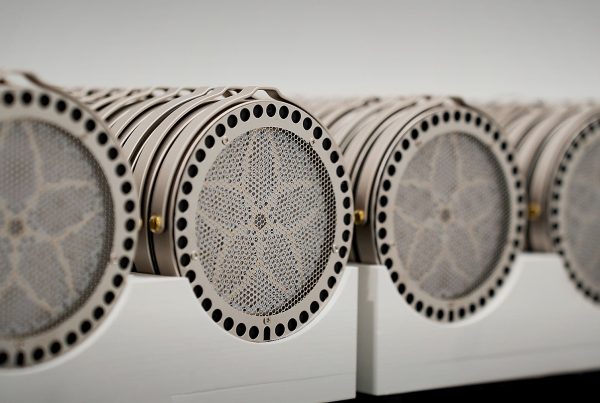 Electrostatic driver units arranged during production / 生产环节中的静电单元排列