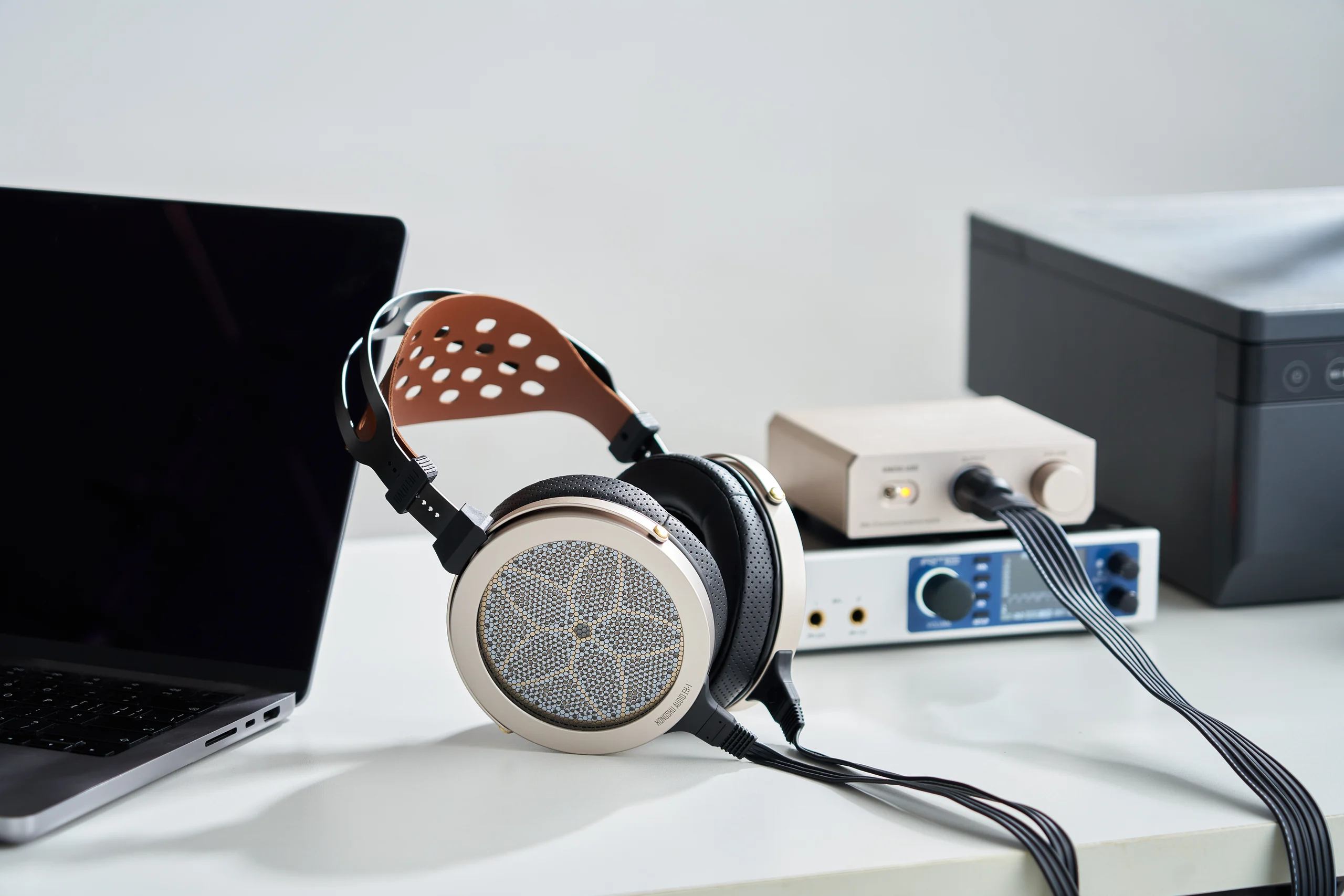 HONGSHU AUDIO EH-1 and EHA-1 in a desktop listening system
