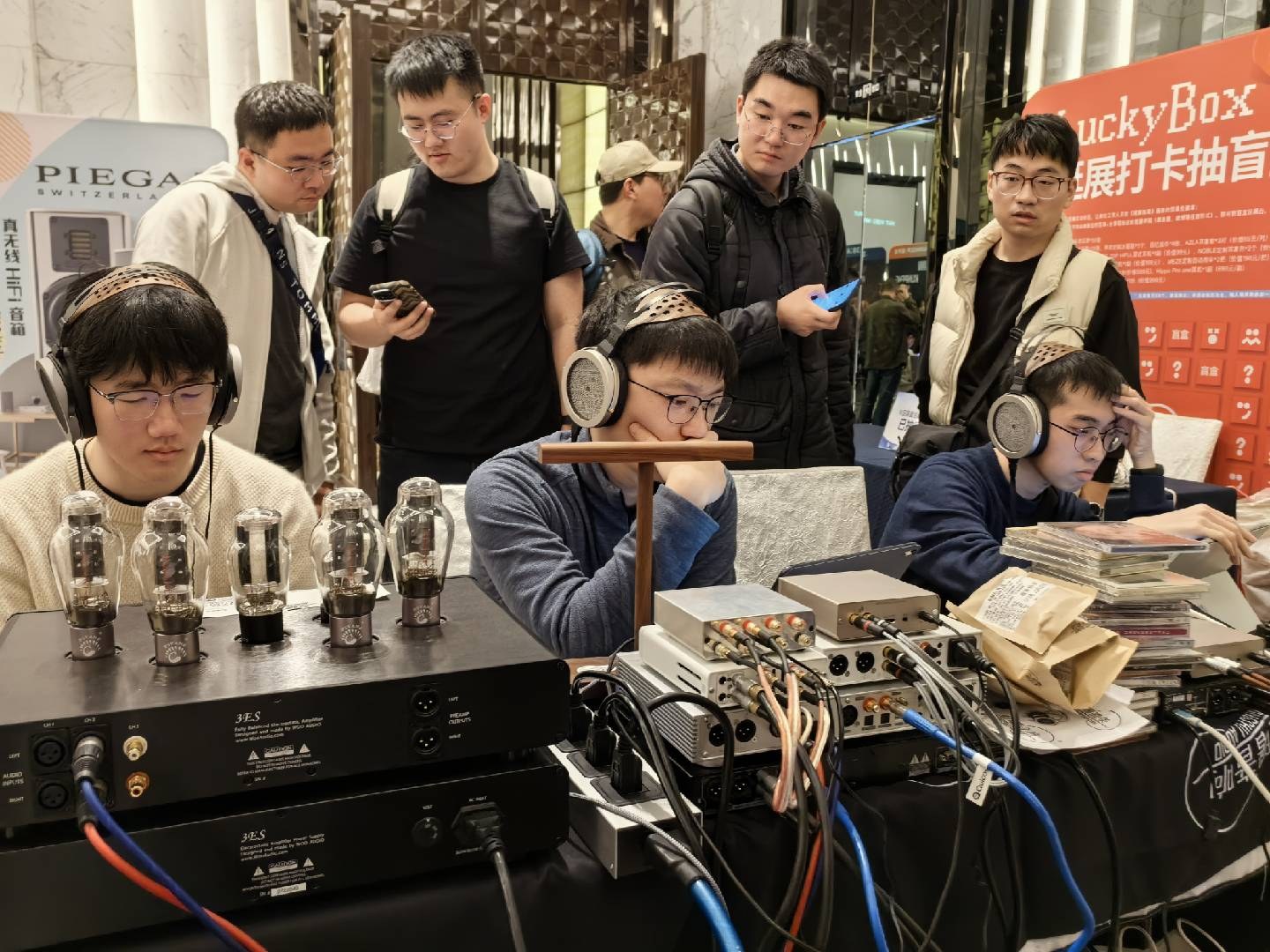 展会观众试听虹曙静电耳机